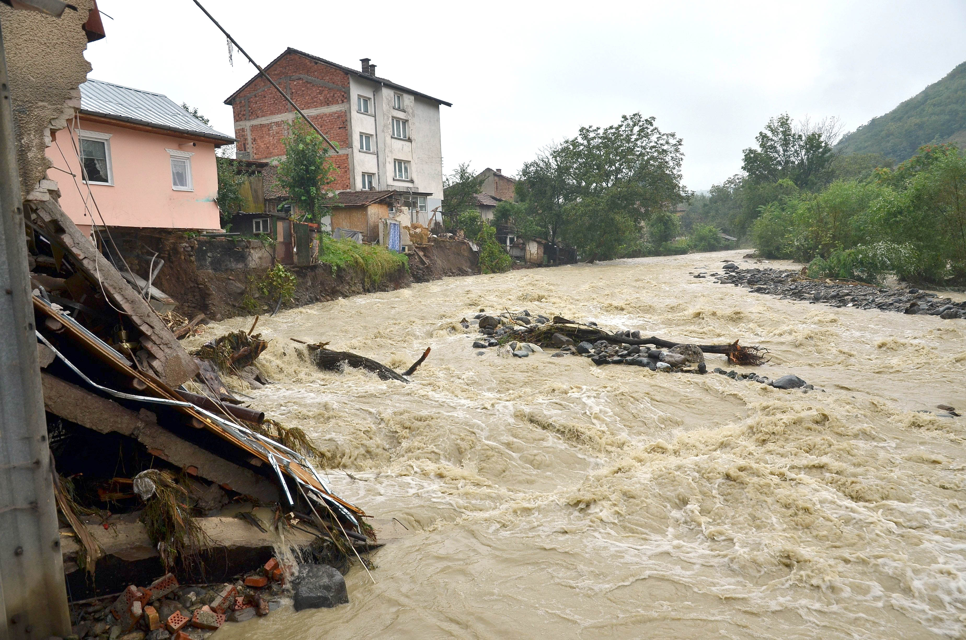 След потопа - опасност от срутване на къщи в Берковица
