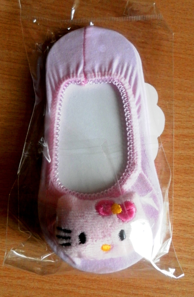 590 чифта детски пантофи, имитация на „HELLO KITTY”