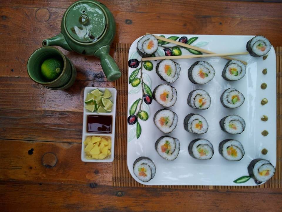 Суши с авокадо, краставица и пушена сьомга