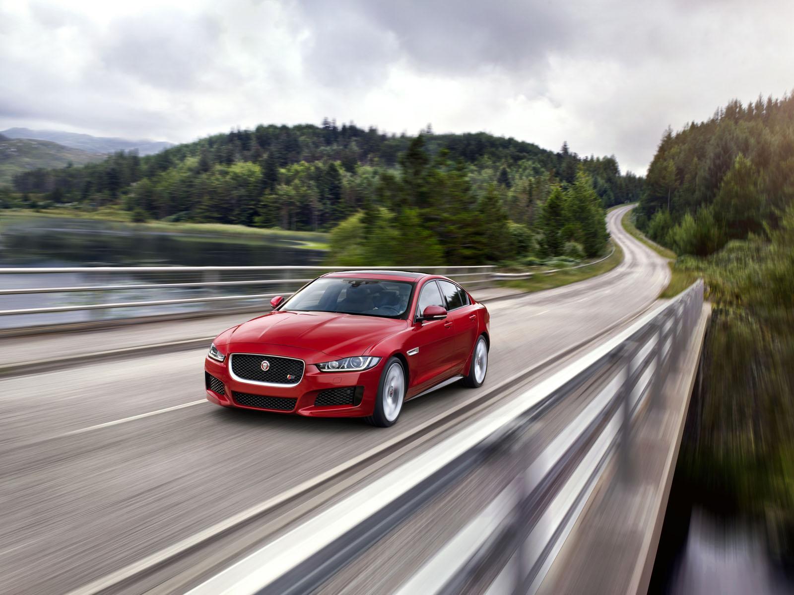 Jaguar XE хвърля ръкавица на BMW Серия 3 (галерия)