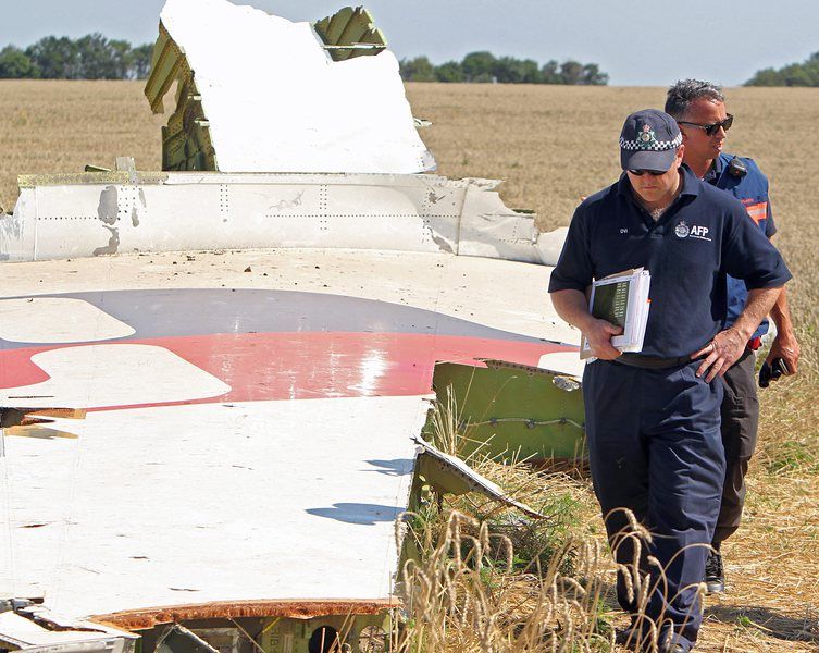 Полет MH17 се разпаднал след удари от множество обекти