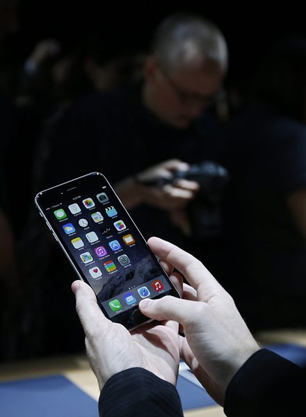 Apple показа как тества iPhone 6 (видео)