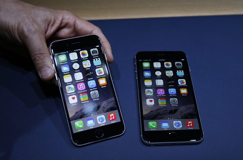 iPhone 6 (ляво) и iPhone 6 Plus