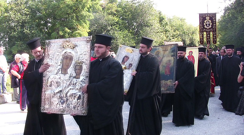 Литийно шествие с хоругвите доведе владиката до вратите на мастира