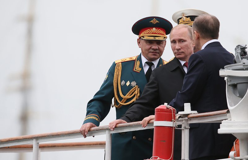 Министърът на отбраната на Русия Сергей Шойгу и президентът Владимир Путин