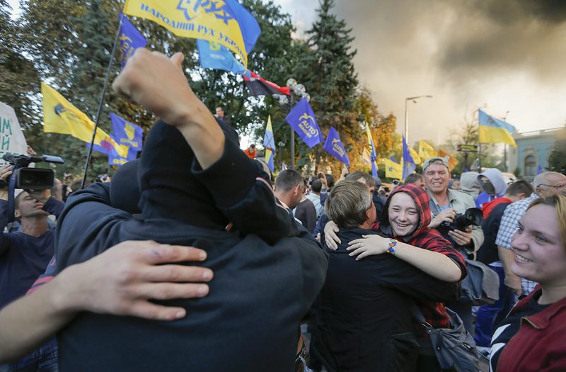 Украинци се радват след като е приет законът за лустрацията