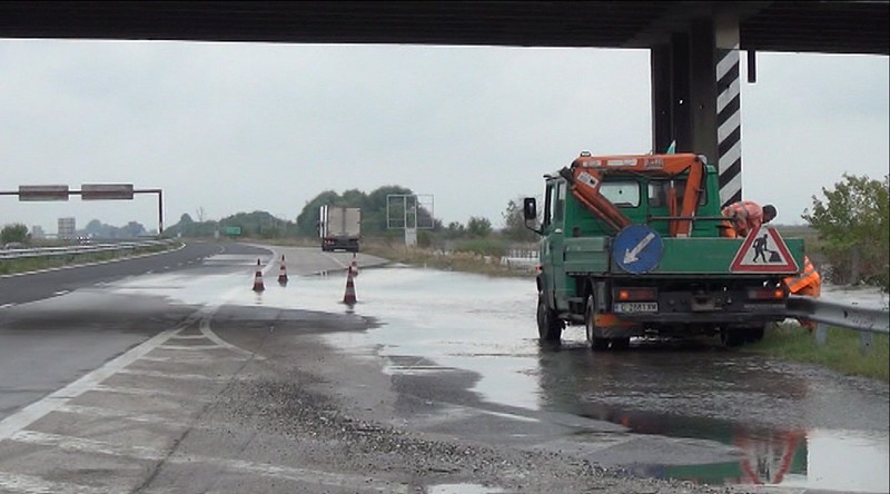 Аварийната лента на автомагистрала ”Тракия”  е наводнена