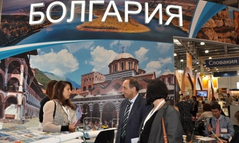 Бойко Коцев разглежда щанда на България на международното изложение “Отдих”