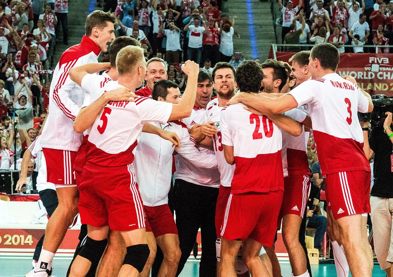 Полските волейболисти ликуват след победата над Бразилия