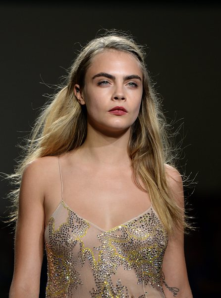 Кара Делевин на ревюто на TOPSHOP пролет/лято 2015