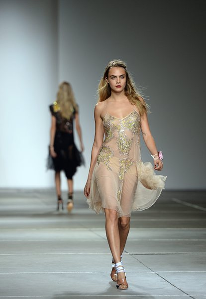 Кара Делевин на ревюто на TOPSHOP пролет/лято 2015
