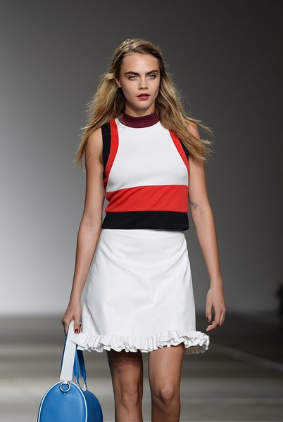 Кара Делевин на ревюто на TOPSHOP пролет/лято 2015