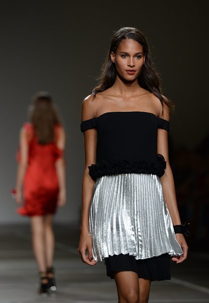 Модел представя тоалет на ревюто на TOPSHOP пролет/лято 2015