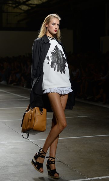 Модел представя тоалет на ревюто на TOPSHOP пролет/лято 2015