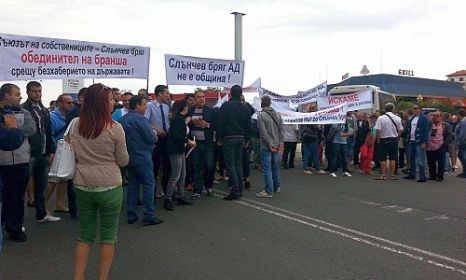 Хотелиери блокираха път: Искаме министерство и пътища