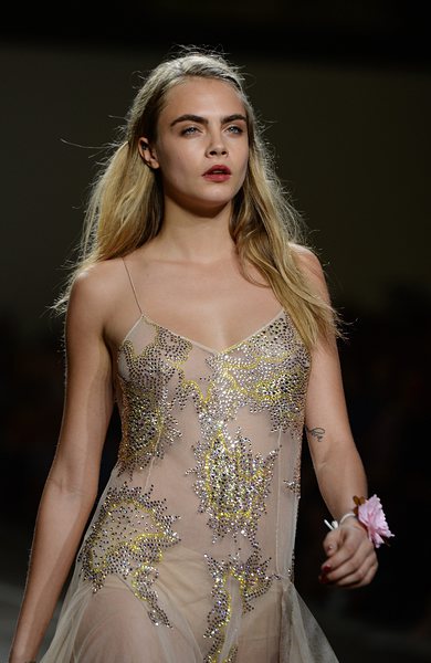 Кара Делевин на ревюто на TOPSHOP пролет/лято 2015