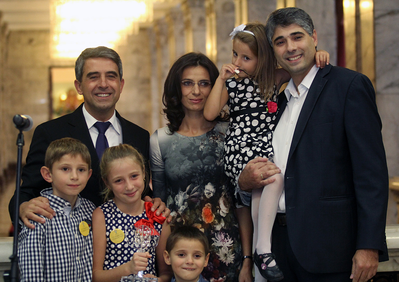 Росен Плевнелиев с многодетното семейство Найденови от София
