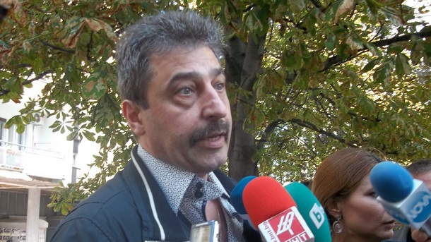 Цветан Василев се яви в полицията в Белград и заяви, че ще се върне, когато има сигурност в България