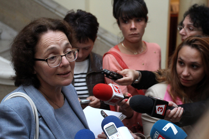 Румяна Коларова: В нито един университет не се издават дипломи без задължителния стикер