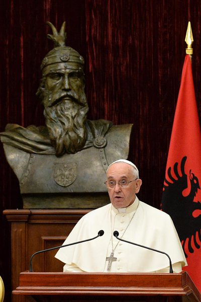 За албанците посещението на папата е историческо