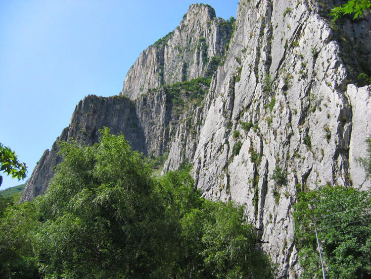 Вратцата e част от Природен парк „Врачански Балкан”