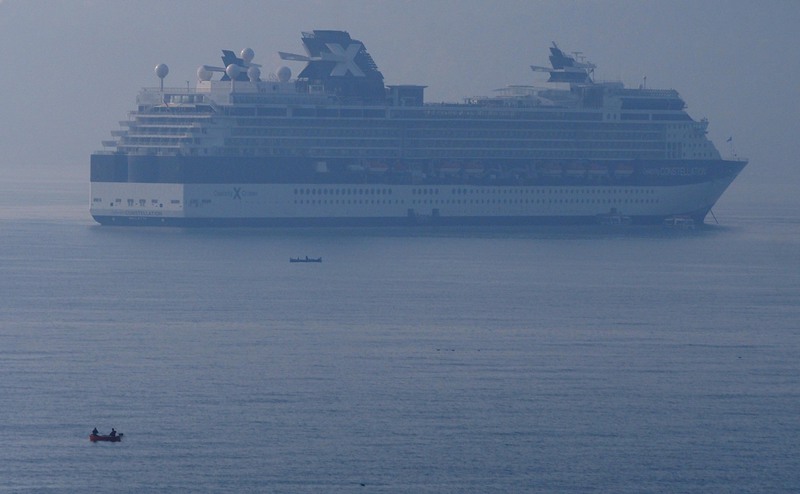 Кораб гигант акостира във Варненския залив