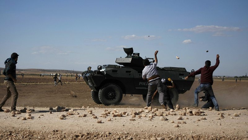 Сирийски кюрди влязоха в сблъсъци с турските власти на границата, за да бъдат приети повече бежанци