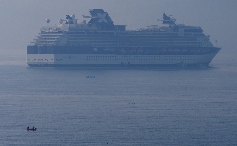 Лайнерът Celebrity Constellation акостира във Варненския залив