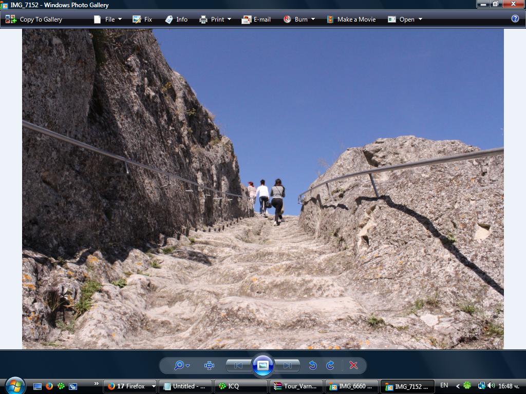 Запазените каменни стъпалата, които водят към кре40постта