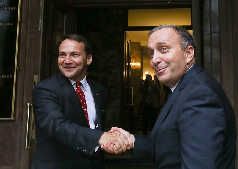 Радослав Шикорски (вляво) предаде поста външен министър на Гжегож Схетина в новото правителство на Полша