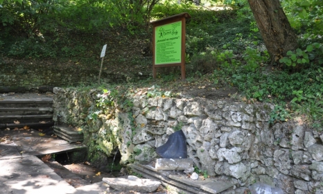 Копието от камък бе дарено и монтирано на мястото на изчезналата скулптура през август 2013 г.