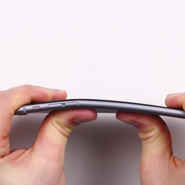Тест показва, че корпусът на iPhone 6 Plus може да бъде огънат без много усилия