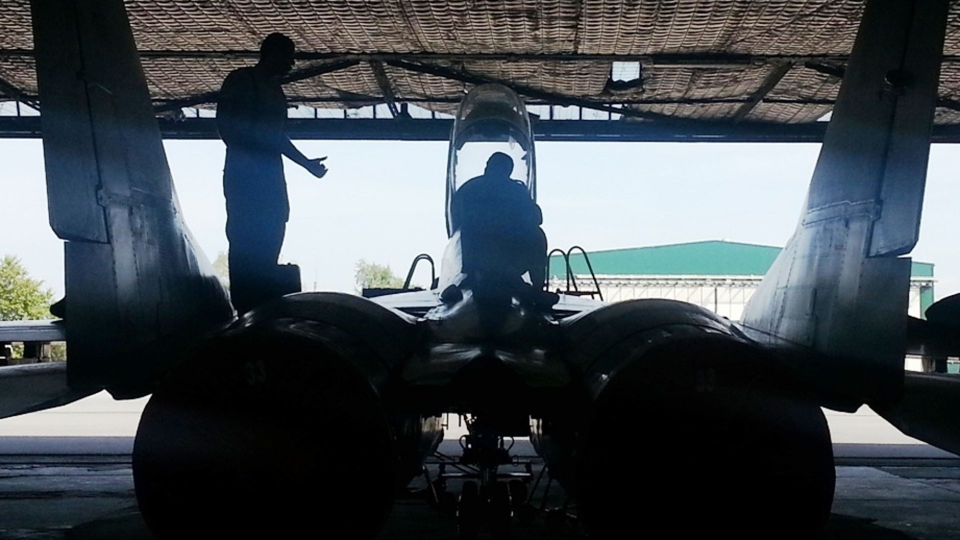 Десет руски бронетранспортьора с комплект резервни части са били доставени