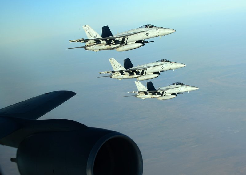 Въздушните удари срещу ИД продължават