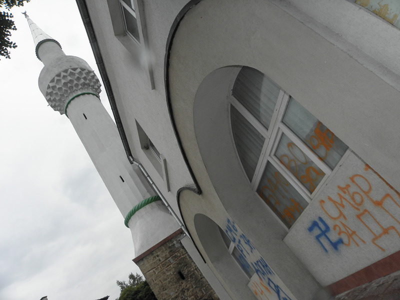 Джамията в Благоевград осъмна със свастики (снимки)