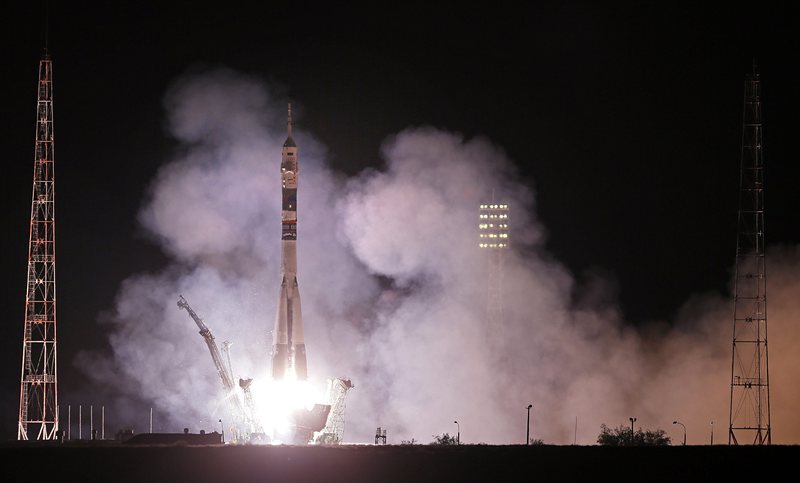 ”Союз” с руско-американски екипаж се скачи с МКС