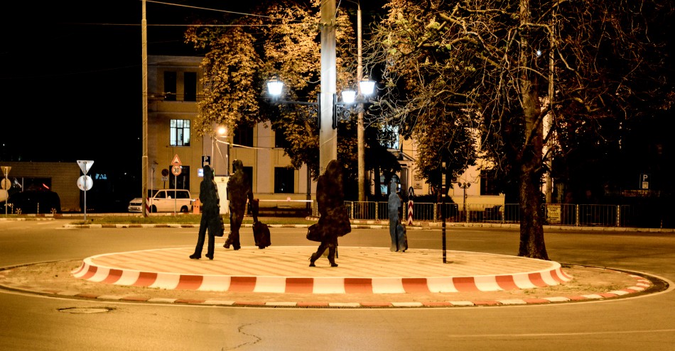 Пластичната композиция имитира гаров площад