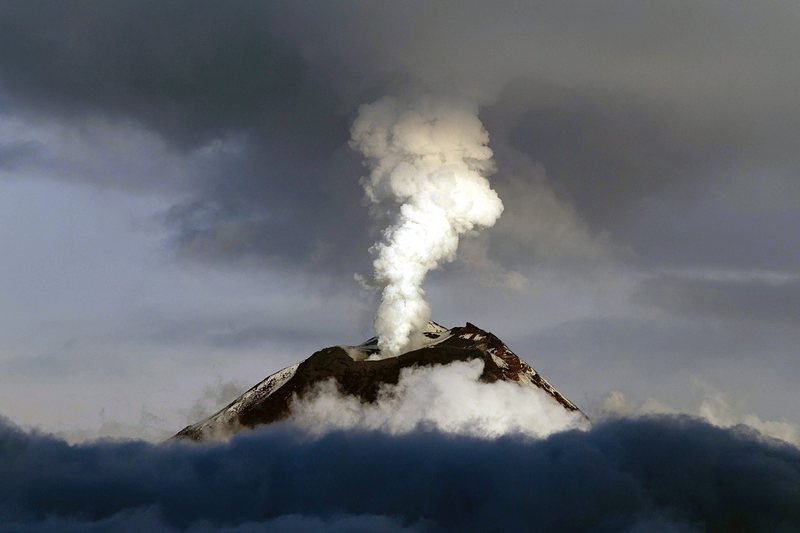 Вулканът Онтаке изненадал стотици алпинисти и туристи