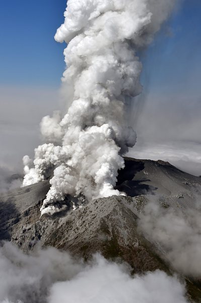 Вулканът Онтаке изригнал внезапно в събота