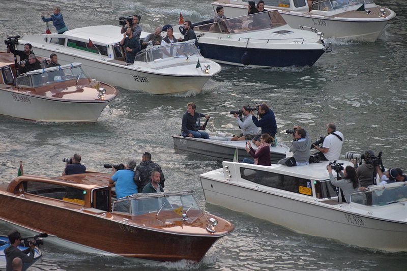 Папараците проследиха сватбата на Джордж Клуни и Амал Аламудин на лодки