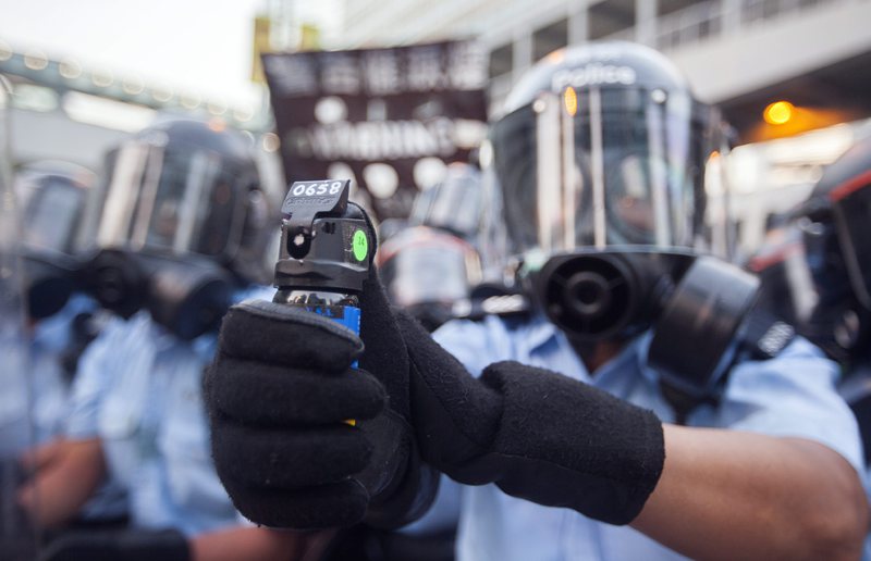 Полицията използва сълзотворен газ и гумени куршуми
