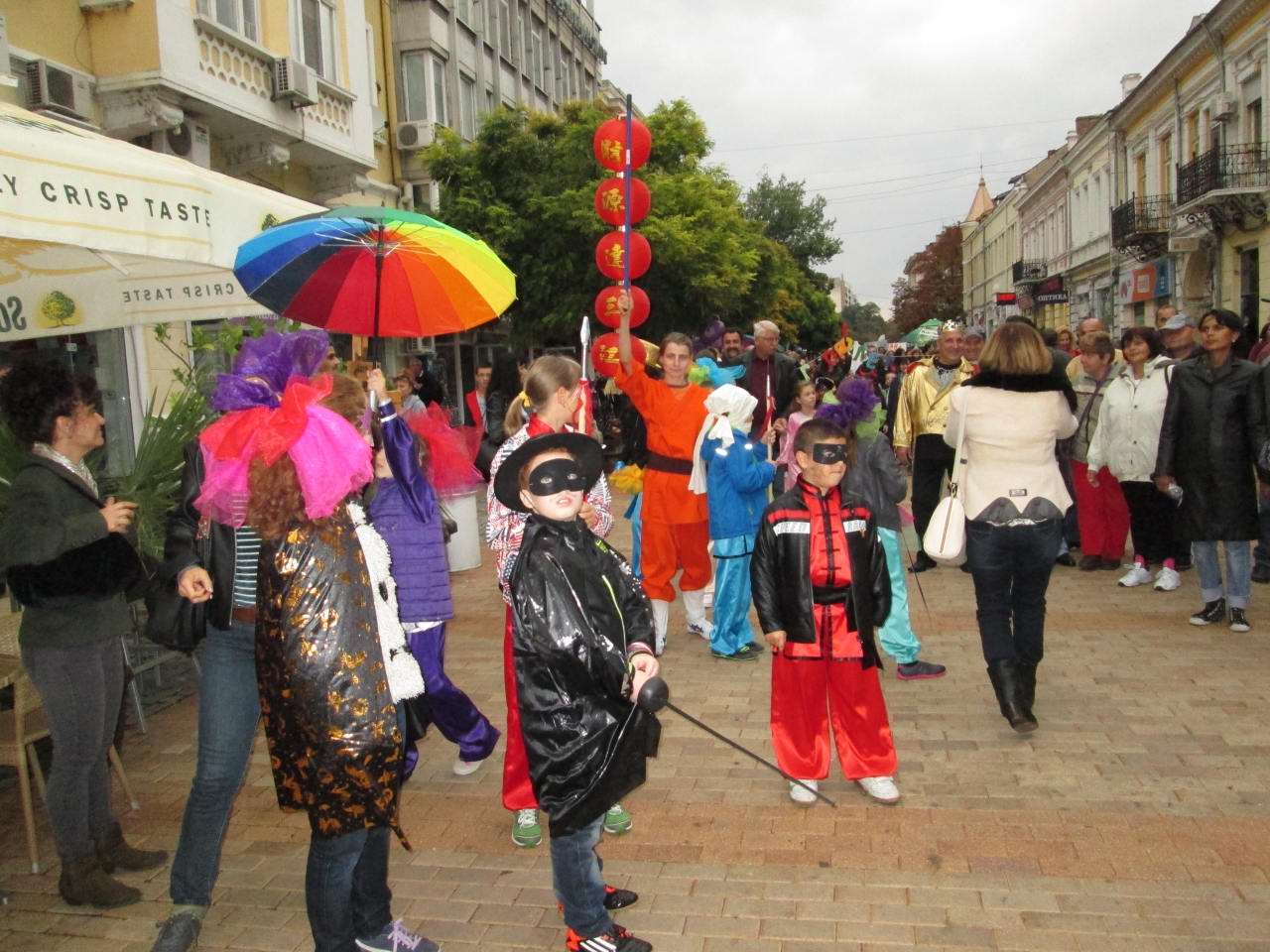 Участниците в карнавала показваха с гордост своите костюми