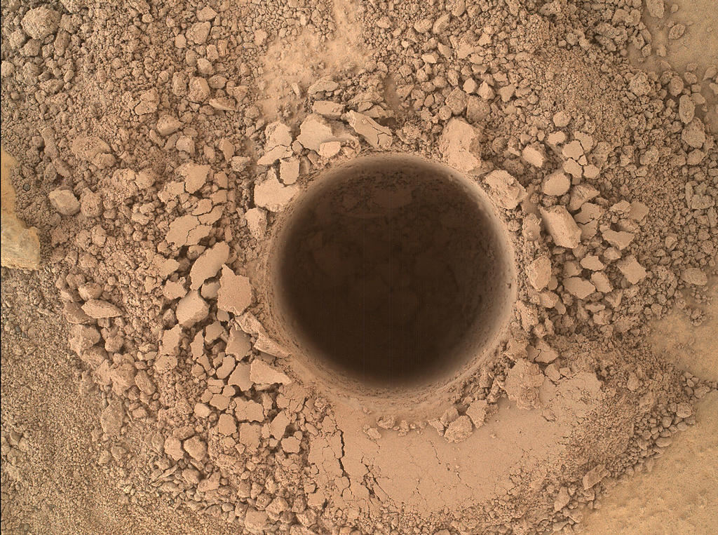 Марсоходът ”Кюриосити” проби дупка в планината Шарп на повърхността на Марс