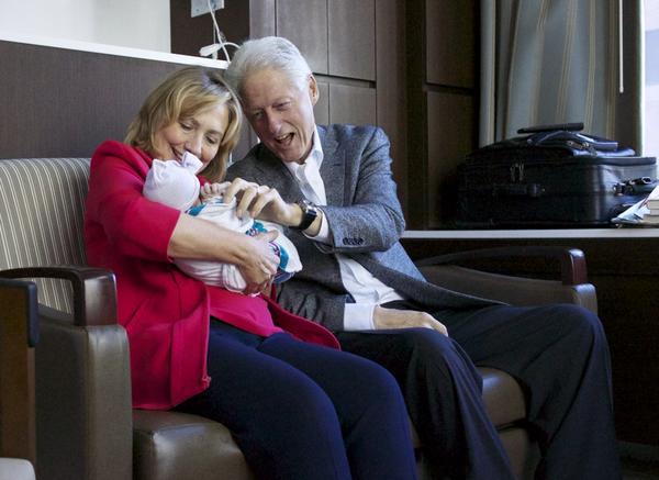 Бил и Хилари показаха новородената си внучка