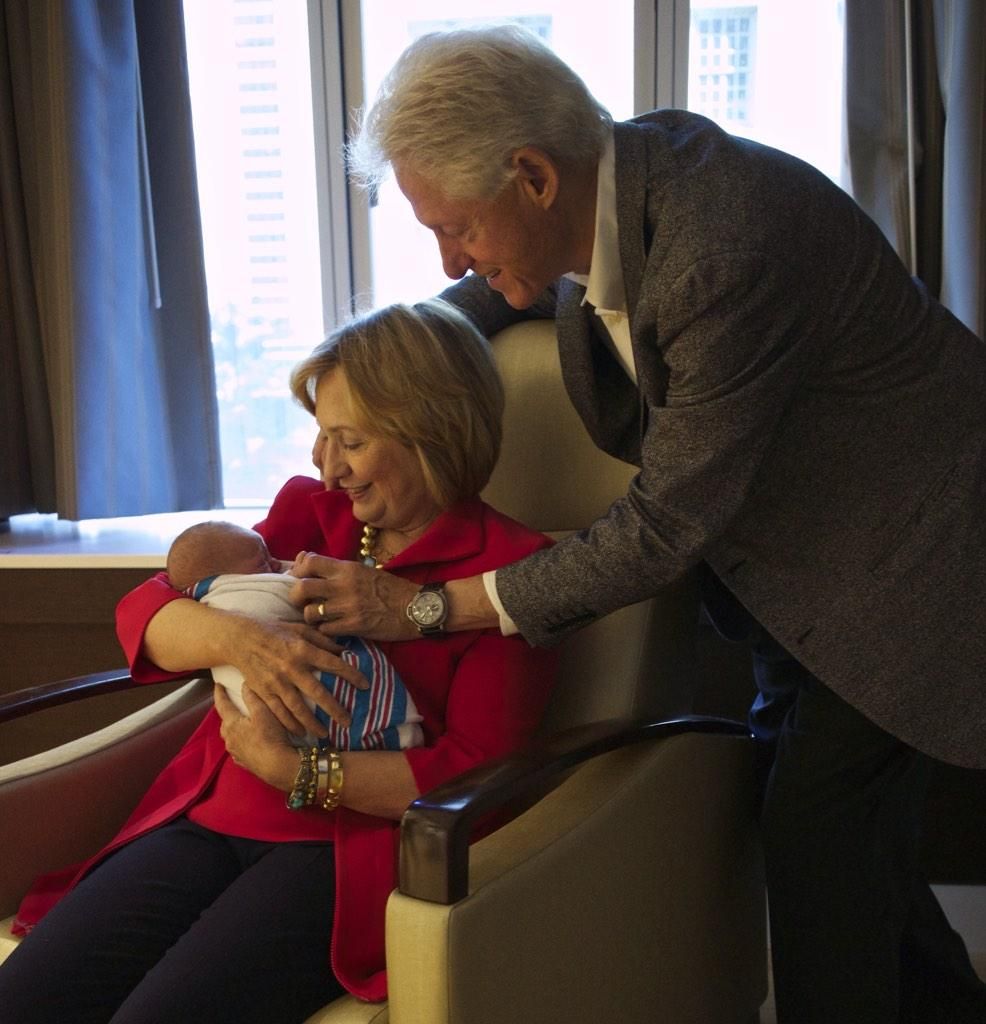 Хилари и Бил Клинтън с новородената си внучка Шарлот