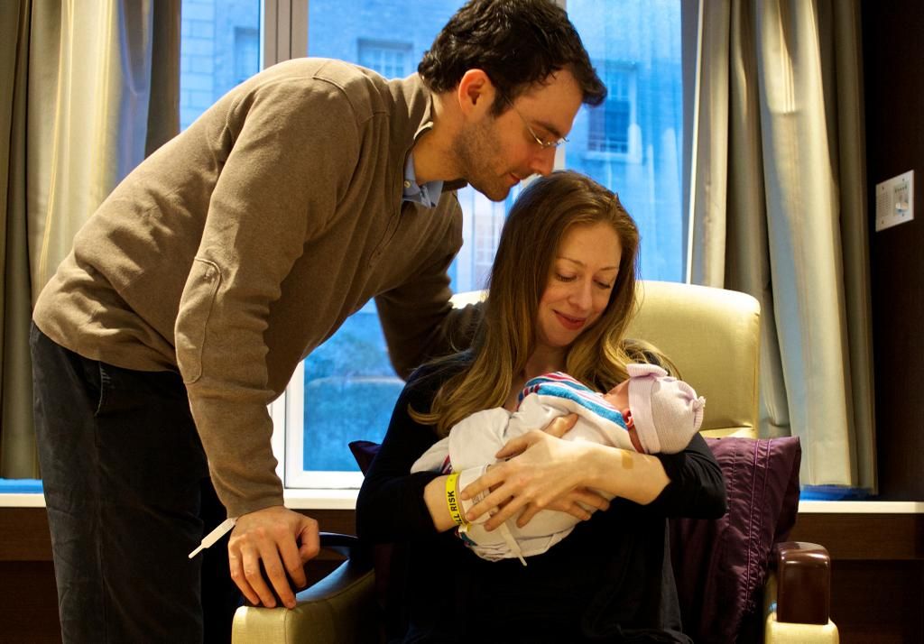 Челси и Марк с дъщеря си Шарлот като бебе