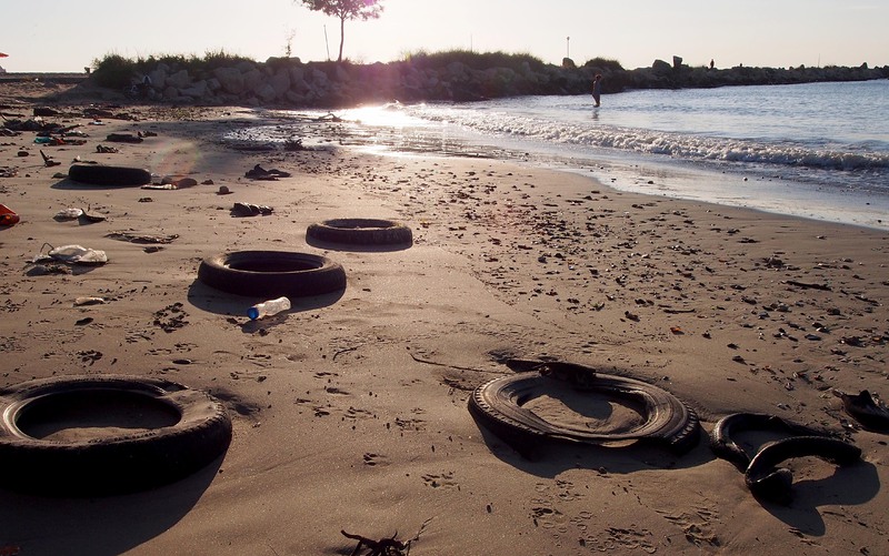 Морето изхвърли 200 гуми на Офицерския плаж