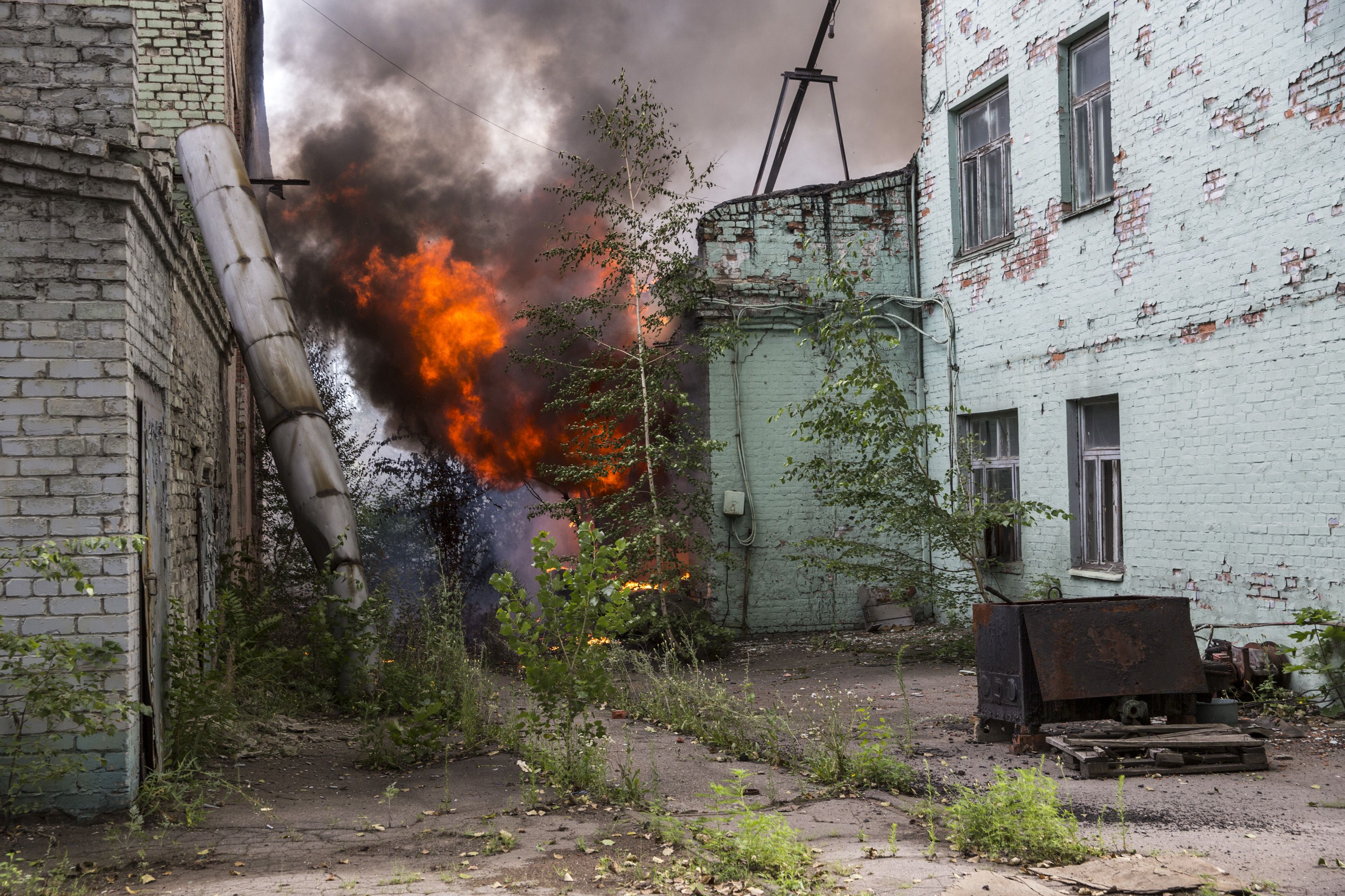Цивилни и военни загинаха при артилерийски обстрел в Донецк