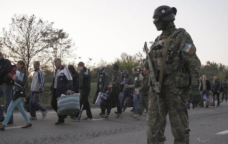 Хиляди напускат домовете си в Източна Украйна