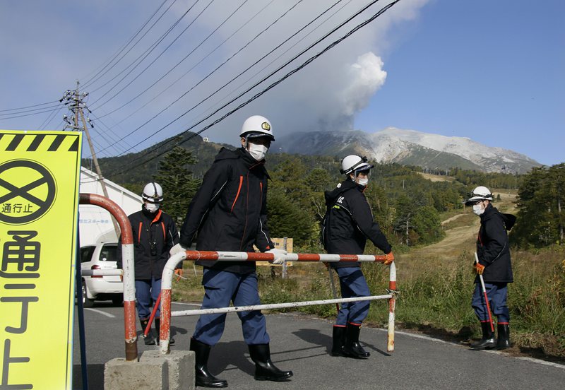 Десетки жертви на изригналия вулкан Онтаке в Япония (снимки)